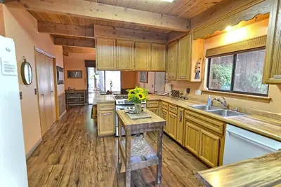 Image de Cozy 3-bedroom cabin in superb Arnold with WiFi and a Spa