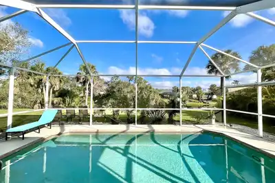 Image de Charming 2br waterfront retreat with serene views and heated pool