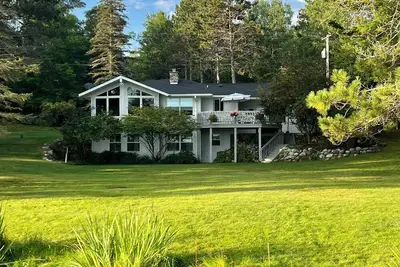 Image de Buckatabon Lakeside Retreat. Direct access to snowmobile trails!
