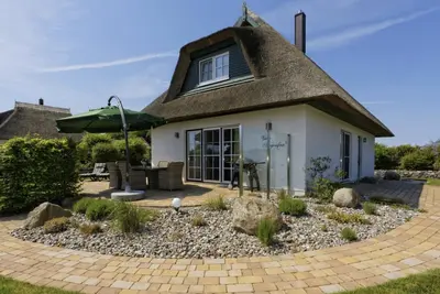 Image de Das Ferienhaus Villa Sorgenfrei ist ein Reetdachhaus in Zinnowitz