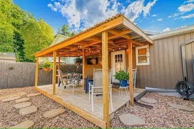 Image de Amenity-Rich Oasis: Perfect for Couples & Families near Track, Spac, & Downtown