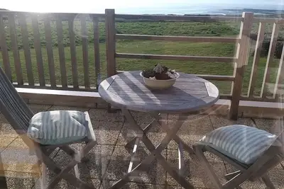 Image de apptm ensoleillé avec vue mer imprenable et panoramique sur les côtes anglaises