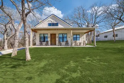 Image de Amazing views, rocking chairs, relaxing 130 acre gated property, stone cottage.