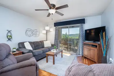 Image de 2 Condos | Sleeps 12 | Lakeview Near Sdc