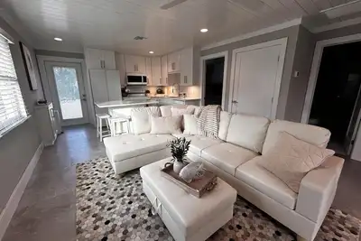 Image de Close to Causeway / Walk to Beach - Professionally Restored 2-Bedroom Duplex