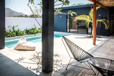 Image de Brutalist Chic Beach Bungalow with Pool\n