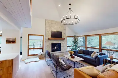 Image de Remodeled, 2 Kings & Bunks, HotTub, Sauna, A/C, On Fort Rock Park, Sharc Passes