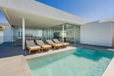 Image de Villa de lujo con piscina climatizada y vistas espectaculares al mar