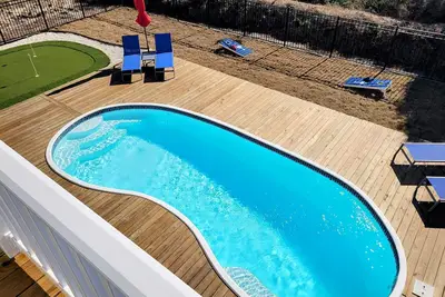 Image de Holden Our Flip Flops heated pool, putting green and short walk to beach