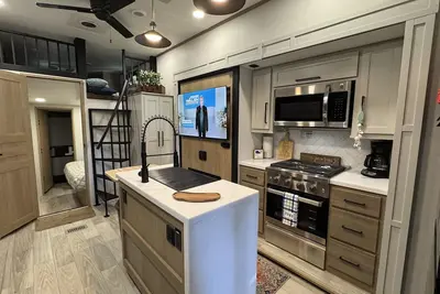 Image de Tiki \"Glamping\" unit fully stocked Rv w/golf cart