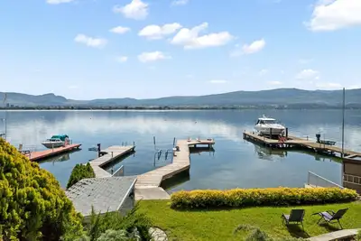 Image de Serene Lakefront Haven: 4br, Hot Tub & Private Beach