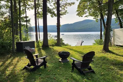 Image de Cozy lakefront cottage with beach.