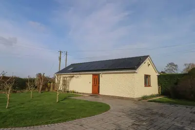 Image de The Brambles, pet friendly, with a garden in Holt, North Wales