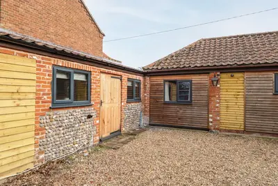Squirrel Lodge, pet friendly, with a garden in North Walsham