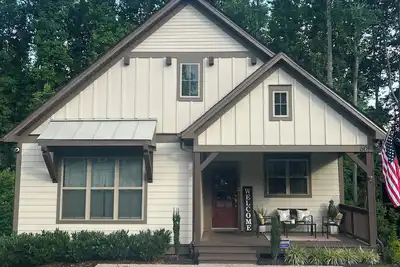Image de Tims Ford Lake Home! Walk to marina\/dinner, pool table, firepit, 2 kings + bunks
