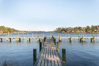 Image de New Inner Banks Home: Private, Water Access, Master Suite, Sleeps 10, 2. 5 Acres