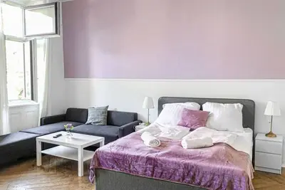 Image de Commodious 2br Apt. Near Akh-Perfect for Groups