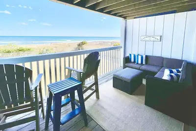 Image de Luxury Oceanfront condo, sleeps 4, private beach access, pool and amazing views.