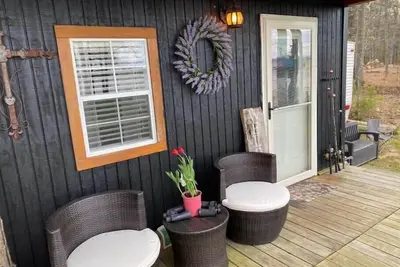 Image de Small cabin right on the lake!
