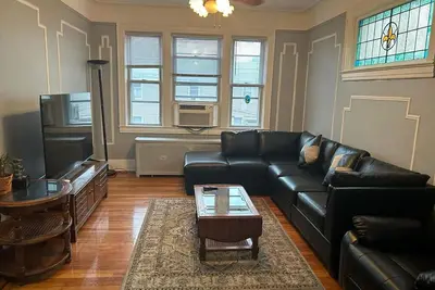 Image de Location! Extra large 3 bed /1 bath unit with parking in Jersey City Heights.