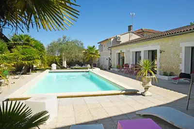 Image de Maison avec piscine et jacuzzi
