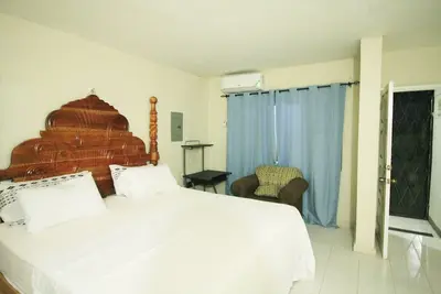 Image de King Bd with Kitchen, Ac, Hot Water, Stove & Large Standing Fridge