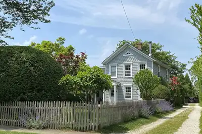 Image de Amagansett Farmhouse Short Walk to Atlantic Ave Beach