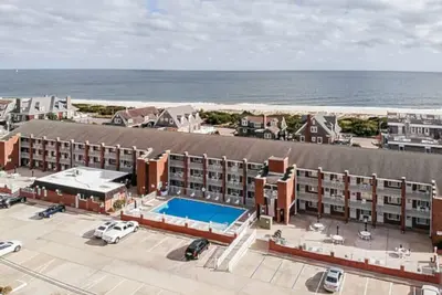 Image de Cape Roc Condo, heated pool, free wifi and half a block to the beach.