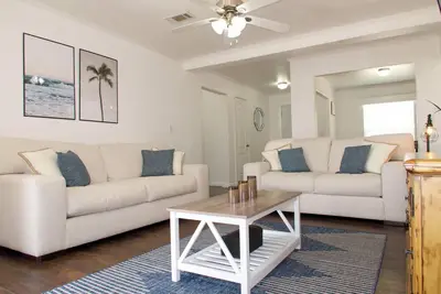 Image de Beautiful, Spacious 3-bedroom w\/ Backyard!