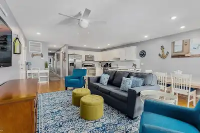 Image de Luxury Modern Condo, 1 Block to the beach/boardwalk with a Pool!