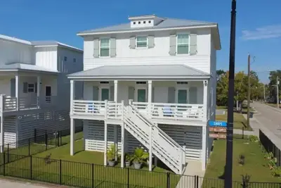 Image de \"Just Beachy\" Walk to Downtown, Beach, Restaurants, Shopping, & Park. Location! !