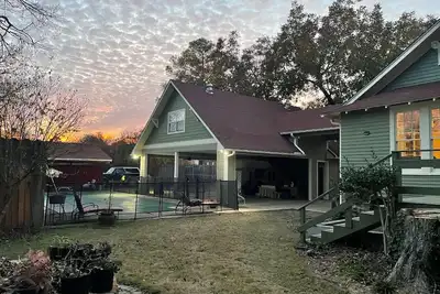 Image de Pool house/Historic district. Private entrance/in Path total solar eclipse \n\n\n\n