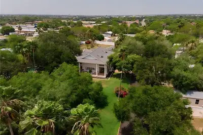 Image de Historic Greek Revival Paradise Estate with Private Pool on 1. 5 acres gated