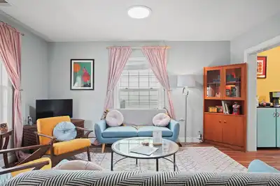 Image de Yolo Bungalow<br><br>Cozy Craftsman in Downtown Davis<br><br>Feel right at home in this comfy spot just steps from shops, restaurants, and the Farmers Market.