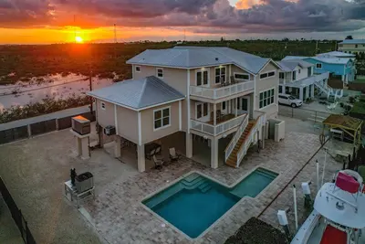 Image de Stunning 4 Bedroom 5. 5 Bath pool home with Sunset Views! !