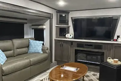 Image de Happy Glamplng-Stocked Rv sleeps 6 w/ golf cart