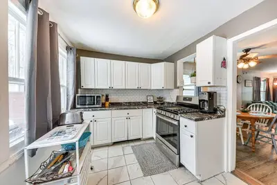 Image de Cozy Home w\/ Fire Pit: 2 Blocks to Lake Mary!
