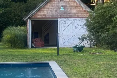 Image de Sagaponack Farmhouse, South-of-Highway, 50-ft Gunite Pool\/Sauna, Mins from Ocean