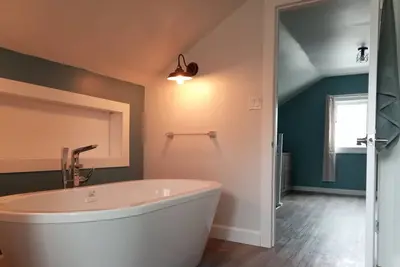 Image de 1 Queen & Private Bath w/Soaker Tub