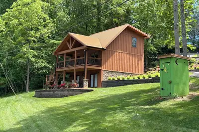 Image de Deer Lick cabin  New lake front cabin that sleeps 6 -20 mins to Bristol speedway