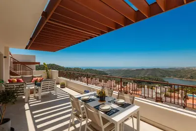 Image de Penthouse moderne près de Puente Romano avec vue sur la mer