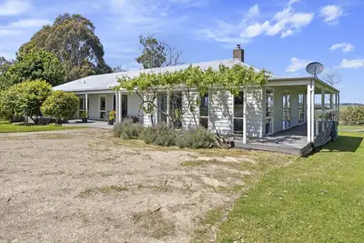 Image de Reconnect with nature in a private bushland setting\n