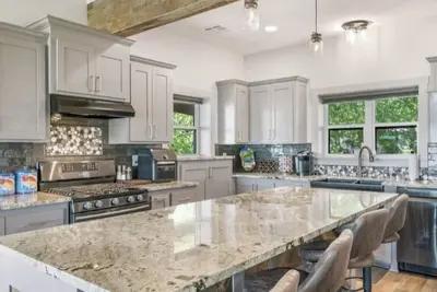 Image de Spacious Lakefront Home w/hot tub, dock, & private ramp