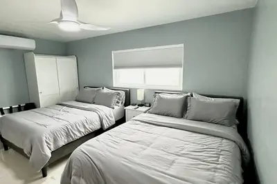 Image de 7 Minutes to Beach - Walking Distance to Lake\n- Ev Level 2 Charging