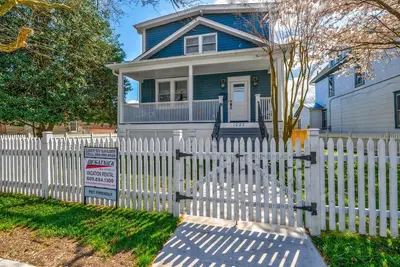 Image de 6 Bedrooms w/Inground Pool & Pet-Friendly!