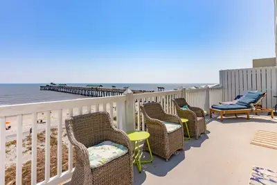 Image de Walk to town, Beach Access, Balcony with Stunning Views!