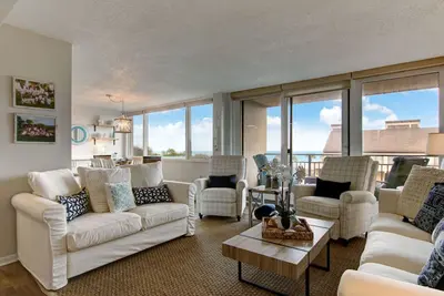 Image de Enjoy breathtaking views of the Atlantic Ocean in this three bedroom three bath villa.
