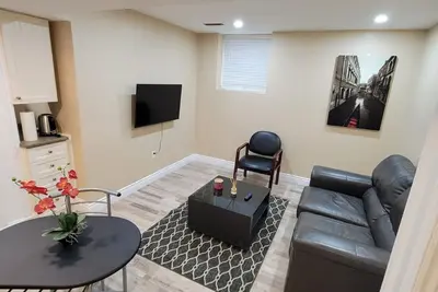 Image de Center of Barrie city, 5. 3km to Barrie lake and 5minutes to 400. 2 guest allowed