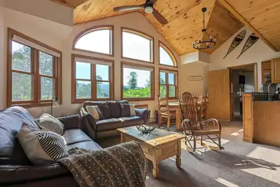 Image de Chalet-styled condo in the heart of the White Mountains; pool / hottub / golfing