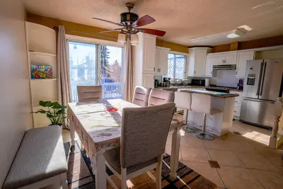 Image de Retraite moderne de 5 chambres à Edmonton – Pour les familles et les groupes!